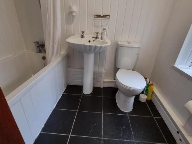 6 bedroom detached house to rent
