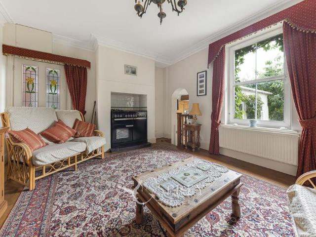 6 bedroom detached house to rent