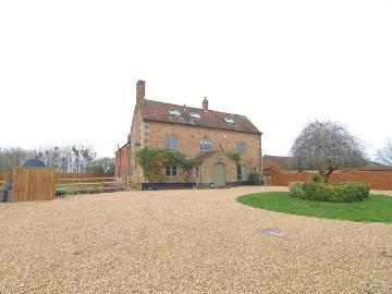 6 bedroom detached house to rent