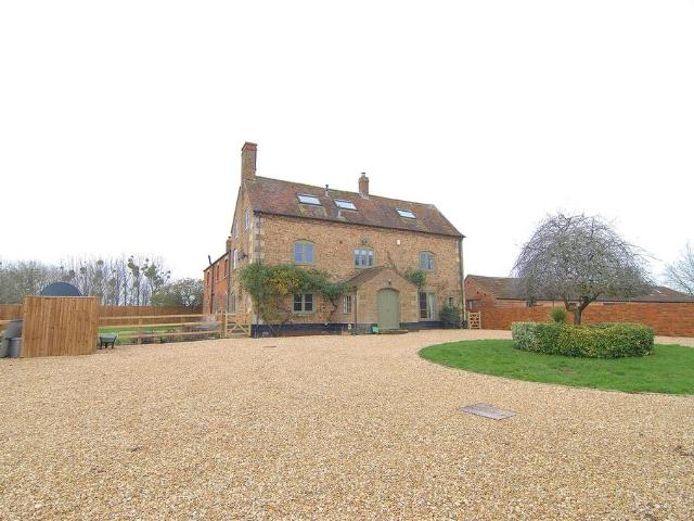 6 bedroom detached house to rent