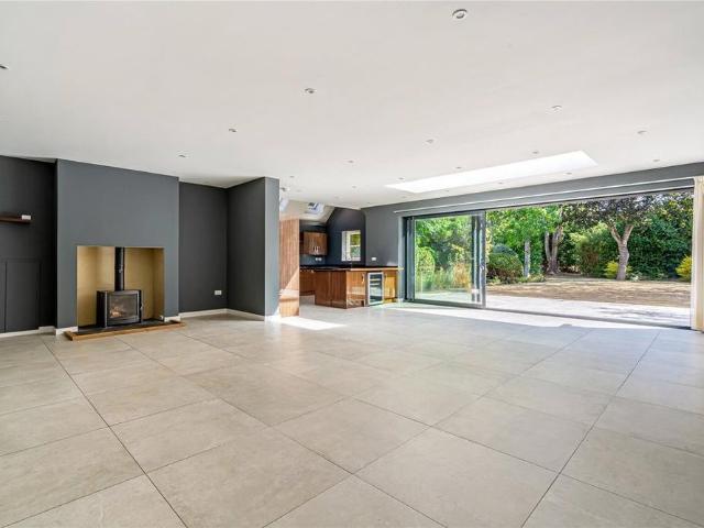 6 bedroom detached house to rent