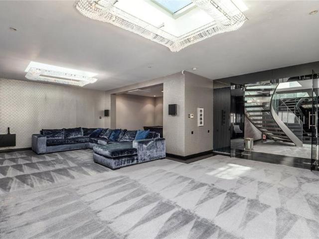 6 bedroom detached house to rent
