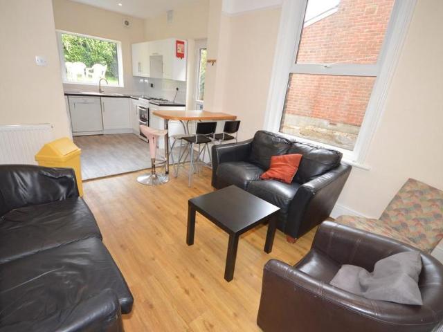 6 bedroom detached house to rent
