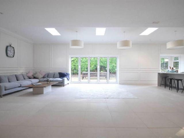 6 bedroom detached house to rent