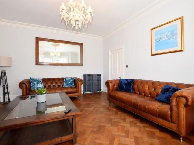 6 bedroom detached house to rent