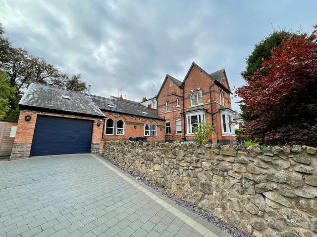 6 bedroom detached house to rent