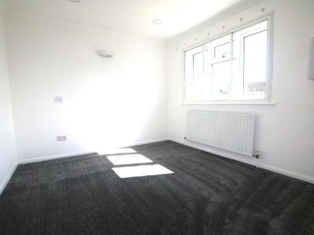 6 bedroom detached house to rent
