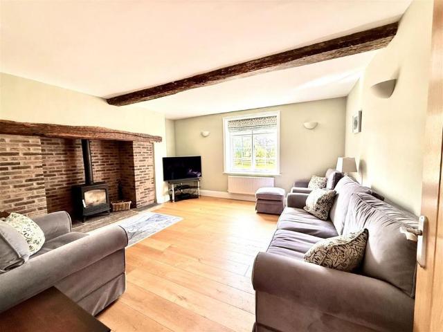 6 bedroom detached house to rent
