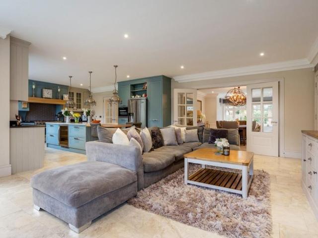 6 bedroom detached house to rent