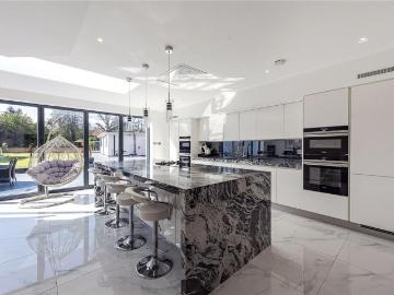 6 bedroom detached house to rent