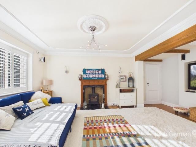 6 bedroom detached to let
