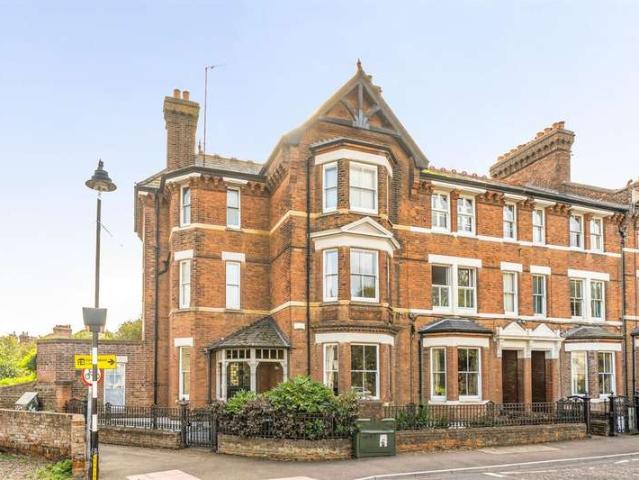 6 Bedroom End Of Terrace House