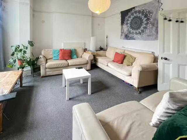 6 bedroom end of terrace house for rent in Redland Park, Redla.