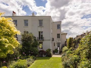 6 bedroom end of terrace house for sale