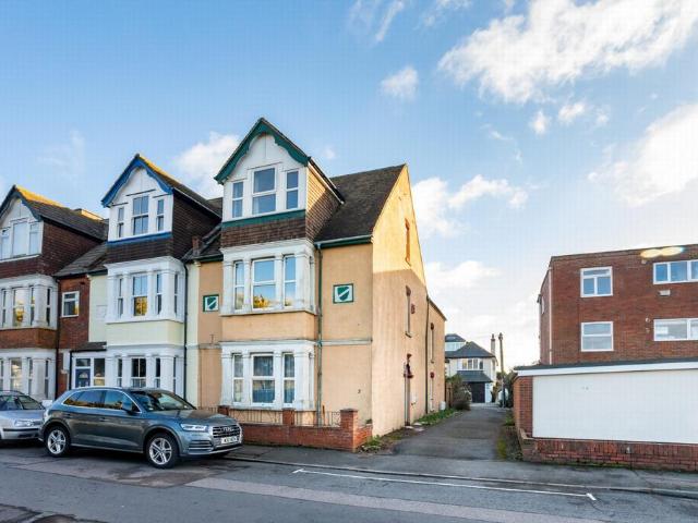 6 bedroom end of terrace house for sale