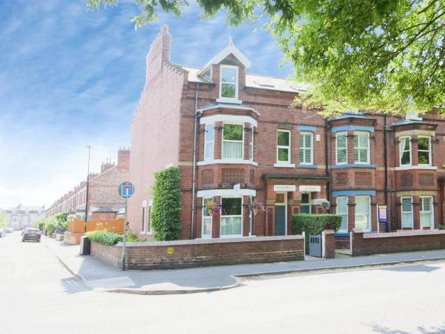 6 bedroom end of terrace house for sale