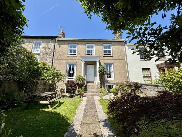 6 bedroom end of terrace house for sale