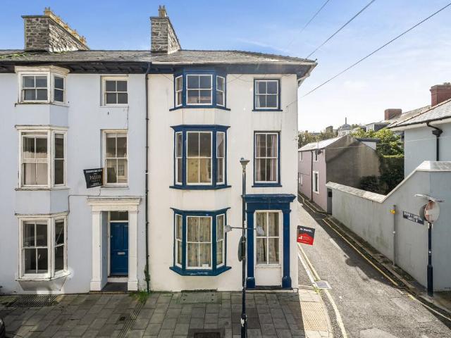 6 bedroom end of terrace house for sale