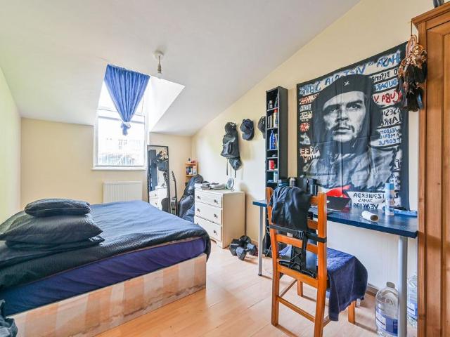 6 bedroom end of terrace house for sale