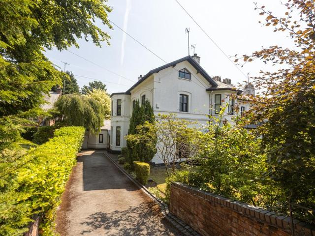 6 bedroom end of terrace house for sale