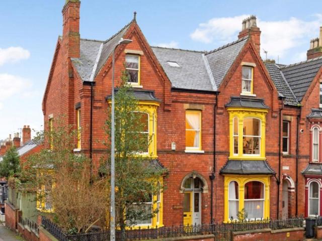 6 bedroom end of terrace house for sale