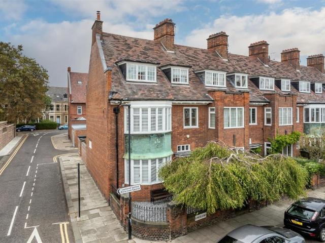 6 bedroom end of terrace house for sale