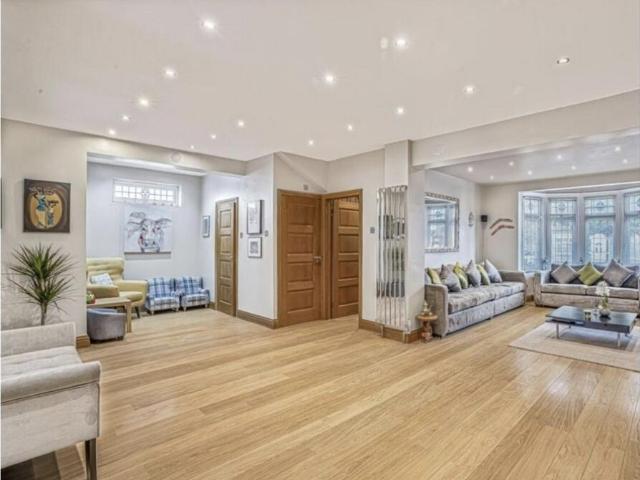 6 bedroom end of terrace house for sale