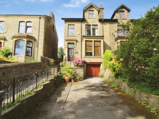 6 bedroom end of terrace house for sale