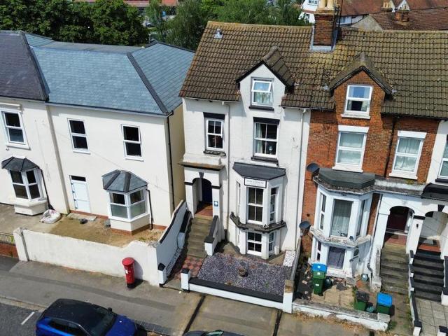 6 bedroom end of terrace house for sale
