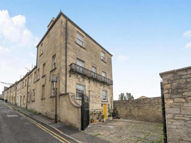 6 bedroom end of terrace house for sale