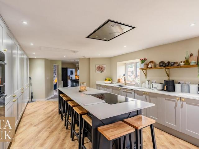 6 bedroom end of terrace house for sale