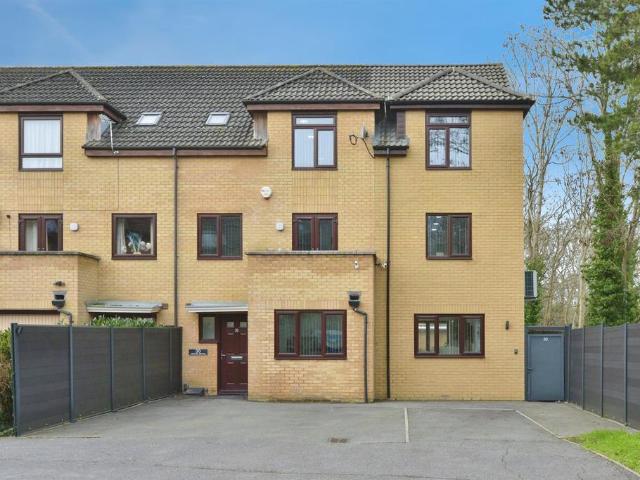 6 bedroom end of terrace house for sale