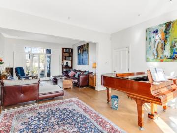 6 bedroom end of terrace house for sale