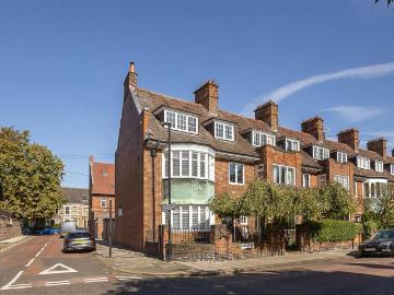 6 bedroom end of terrace house for sale
