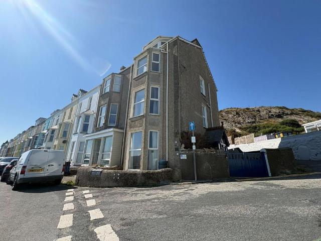 6 bedroom end of terrace house for sale