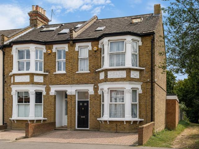 6 bedroom end of terrace house for sale