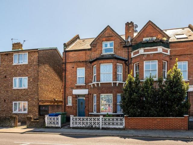 6 bedroom end of terrace house for sale