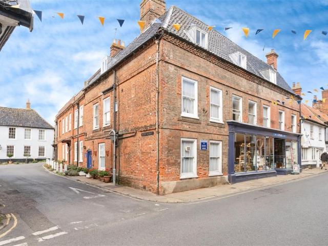 6 bedroom end of terrace house for sale