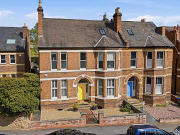 6 bedroom end of terrace house for sale