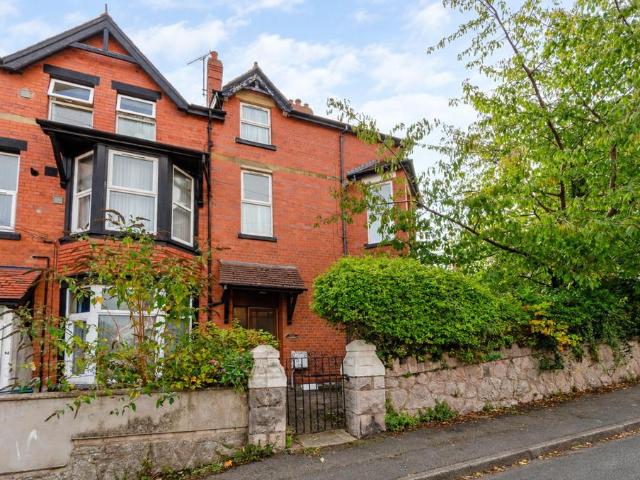 6 bedroom end of terrace house for sale