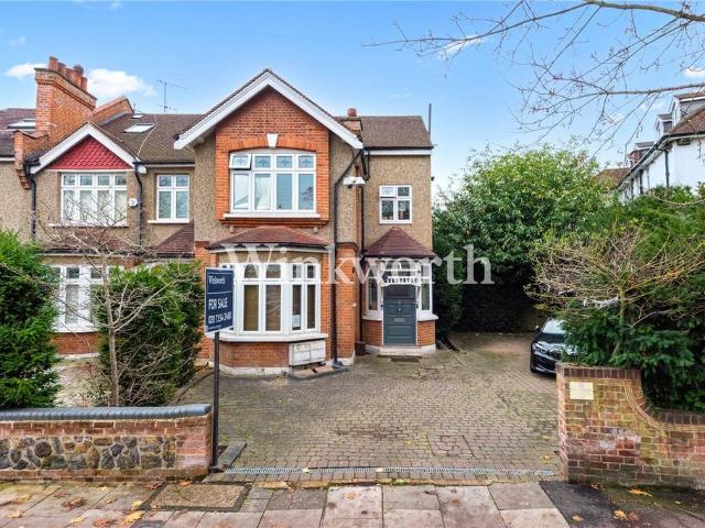 6 bedroom end of terrace house for sale