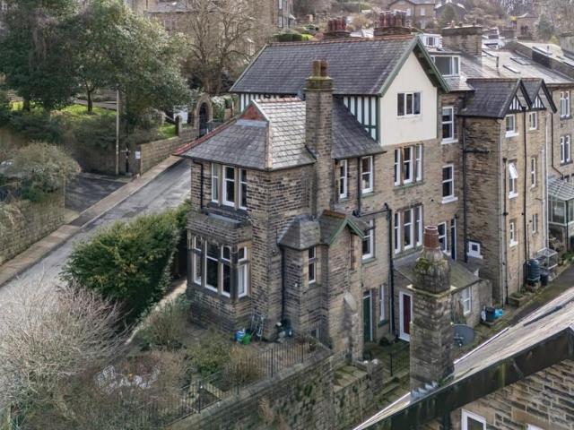 6 bedroom end of terrace house for sale