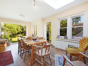 6 bedroom end of terrace house for sale