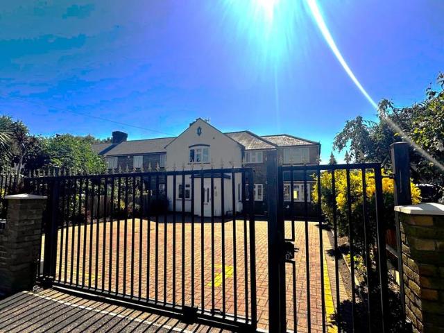 6 bedroom end of terrace house for sale