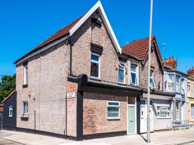 6 bedroom end of terrace house for sale
