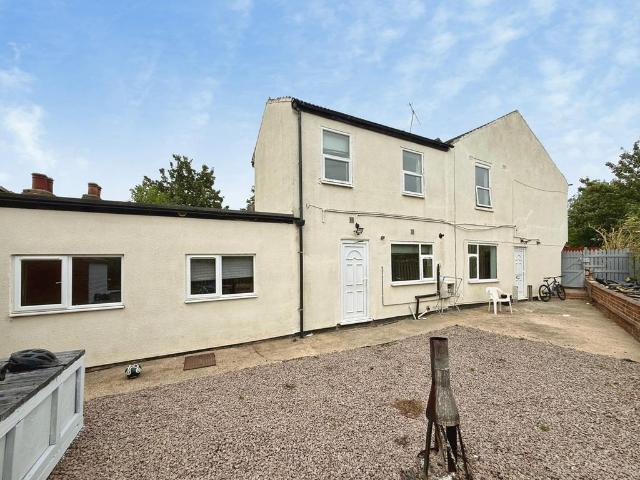 6 bedroom end of terrace house for sale