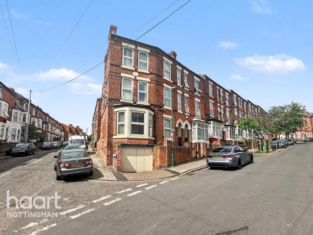 6 bedroom end of terrace house for sale