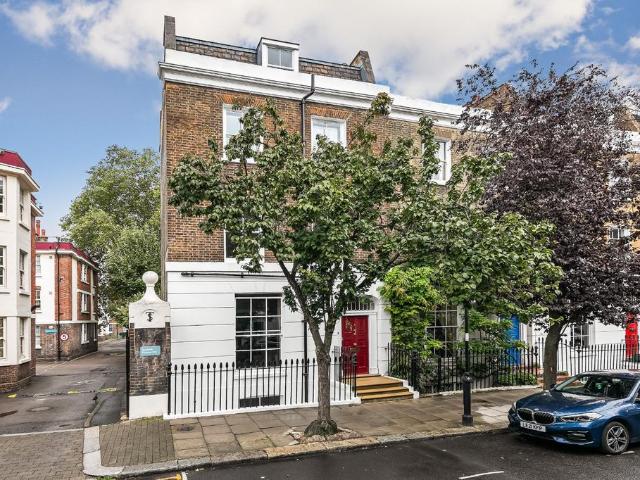 6 bedroom end of terrace house for sale