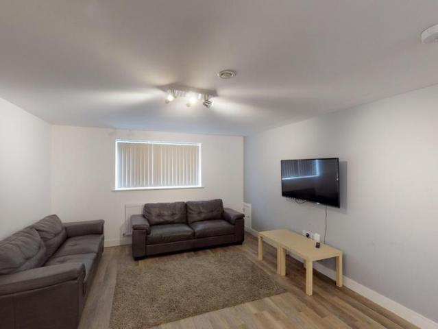 6 bedroom end of terrace house to rent