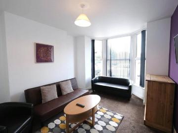 6 bedroom end of terrace house to rent